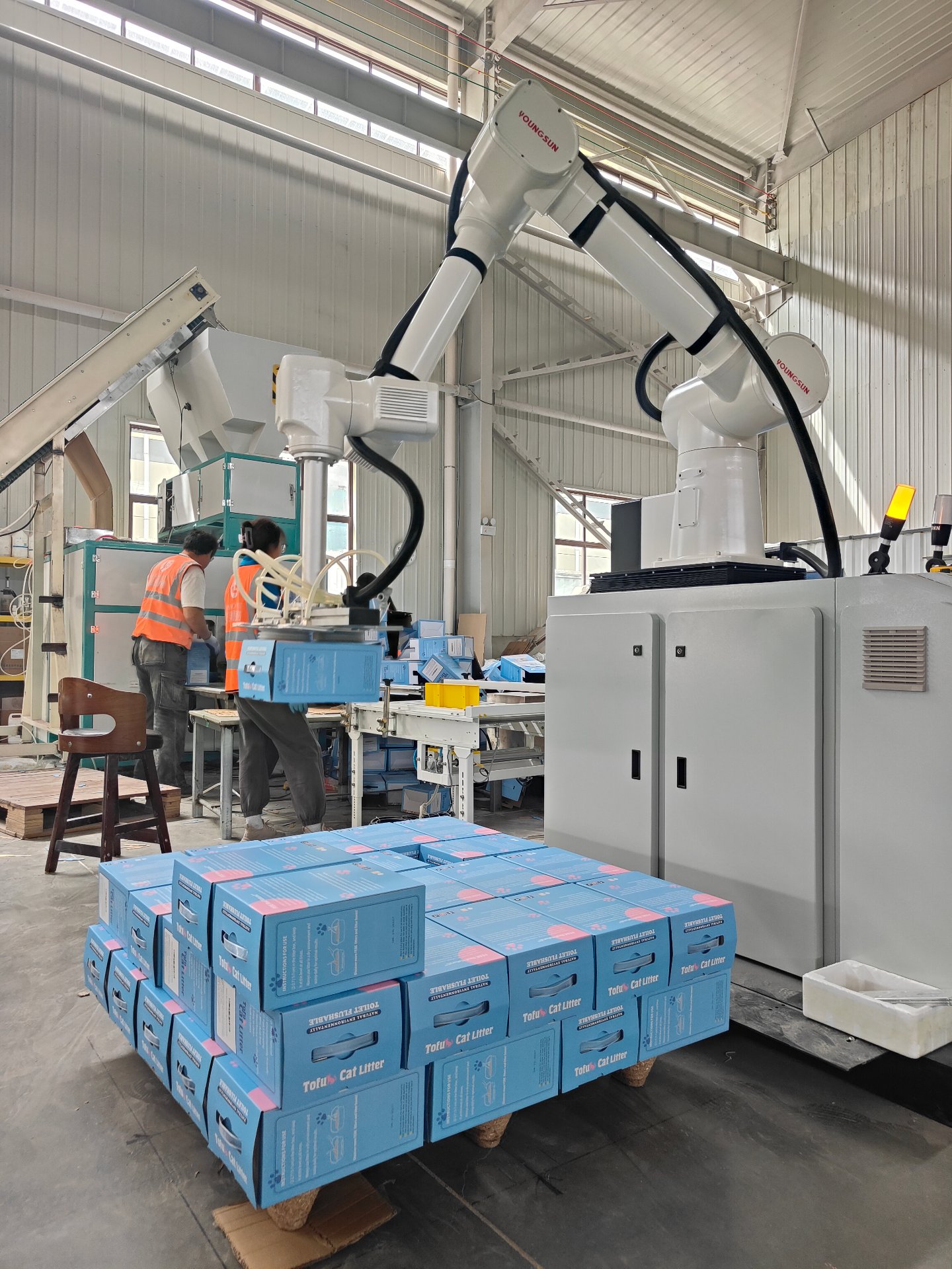 Automated cat litter packaging line with robotic packing