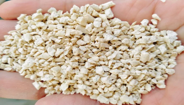 Gormeet Crushed Cat Litter — irregular crushed tofu particles in hand