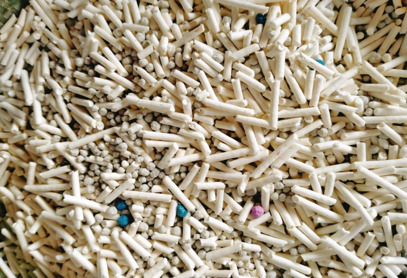 Tofu-Bentonite Mixed Cat Litter - tofu strips with spherical bentonite beads and odor control crystals